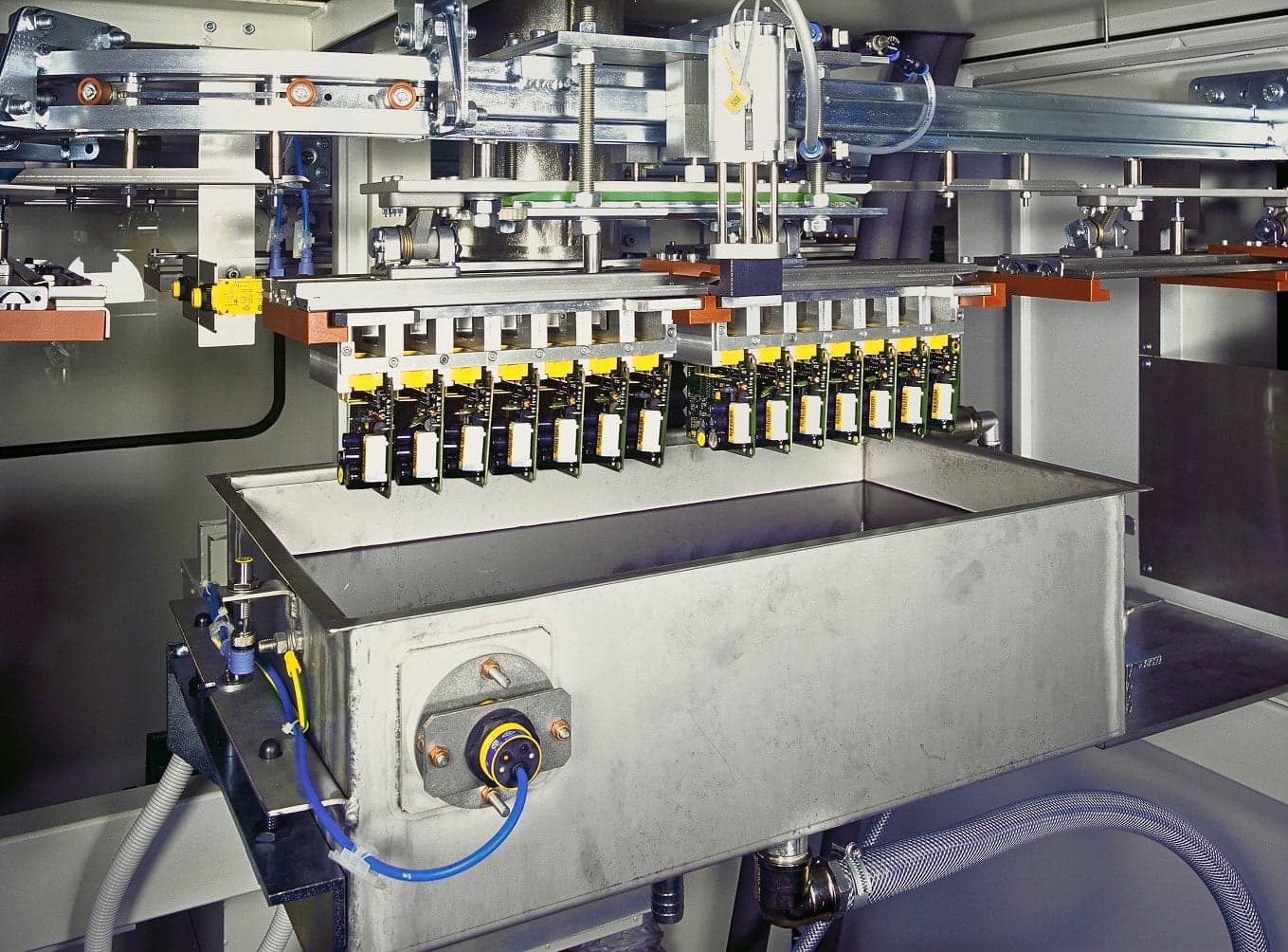 Tauchposition – Schutzlackierung von Elektronikbaugruppen